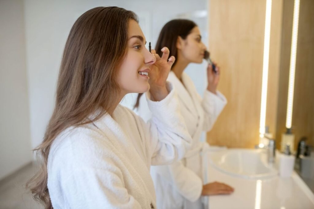 Seseorang sedang mengaplikasikan produk jelly texture makeup